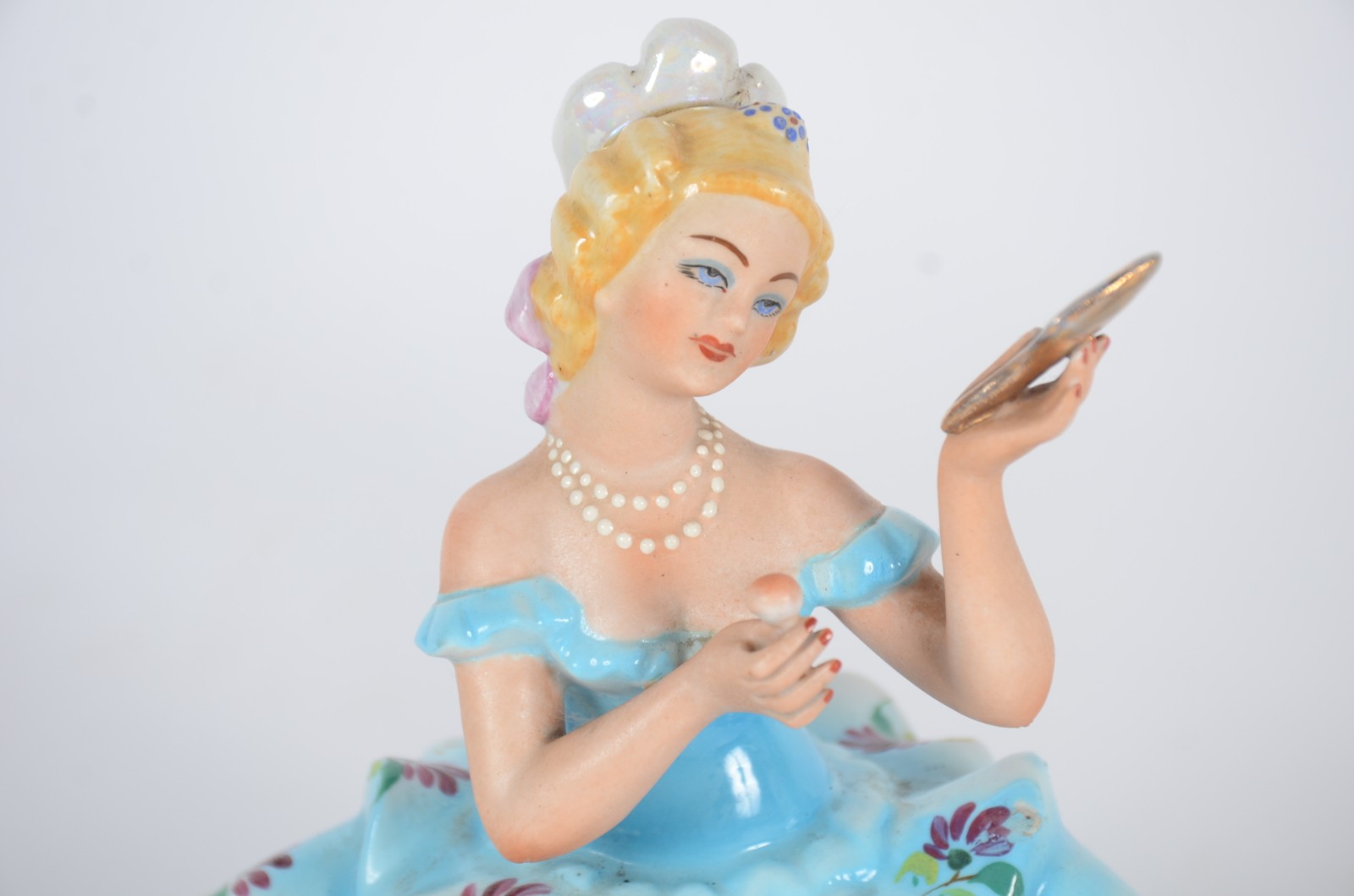 Quatro estatuetas de porcelana, diversas procedências, representando... - foto 6 de 11