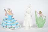 Quatro estatuetas de porcelana, diversas proced... - Quatro estatuetas de porcelana, diversas procedências, representando figuras femininas.