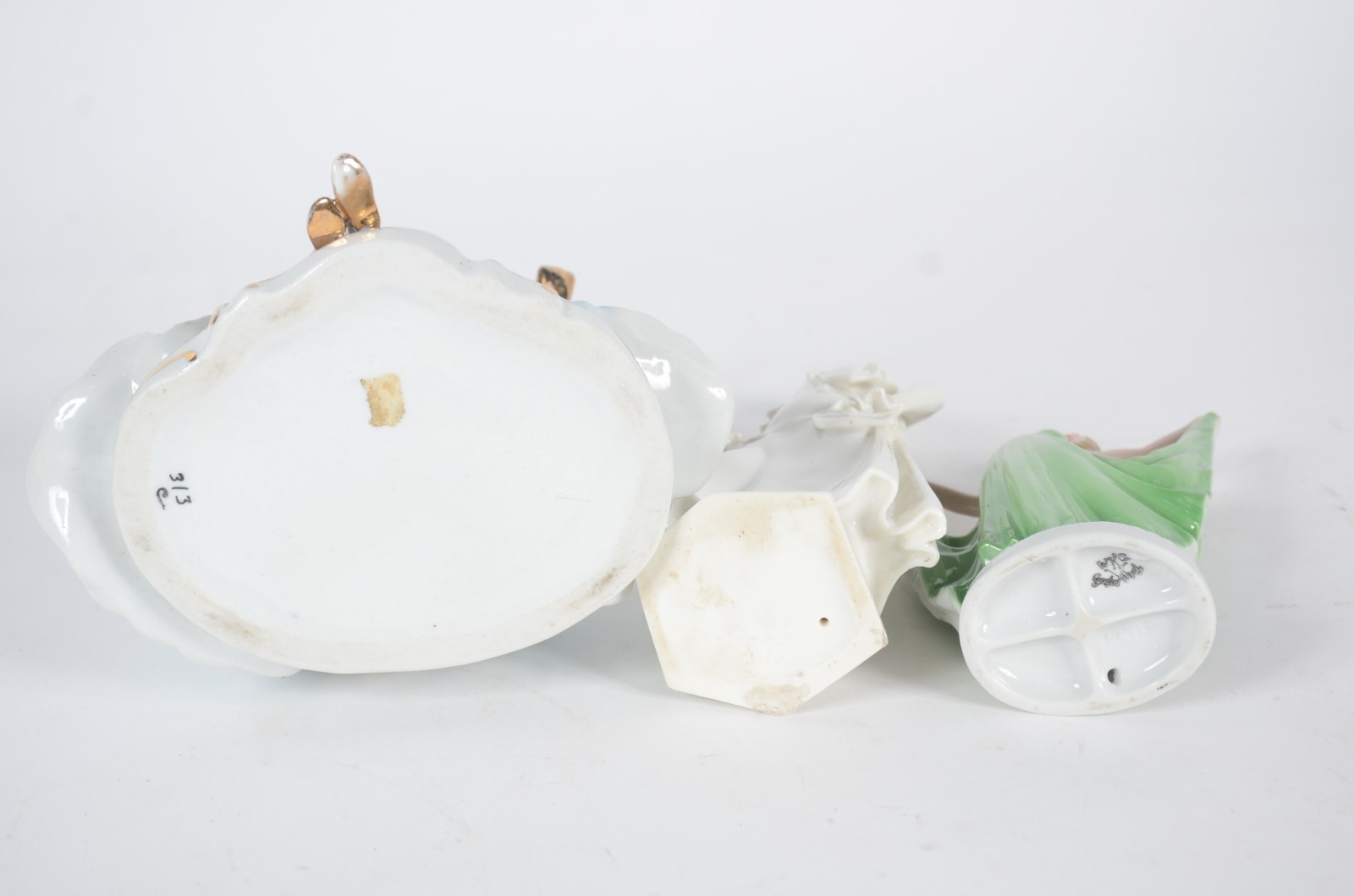 Quatro estatuetas de porcelana, diversas procedências, representando... - foto 9 de 11