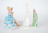 Quatro estatuetas de porcelana, diversas proced... - Quatro estatuetas de porcelana, diversas procedências, representando figuras femininas.