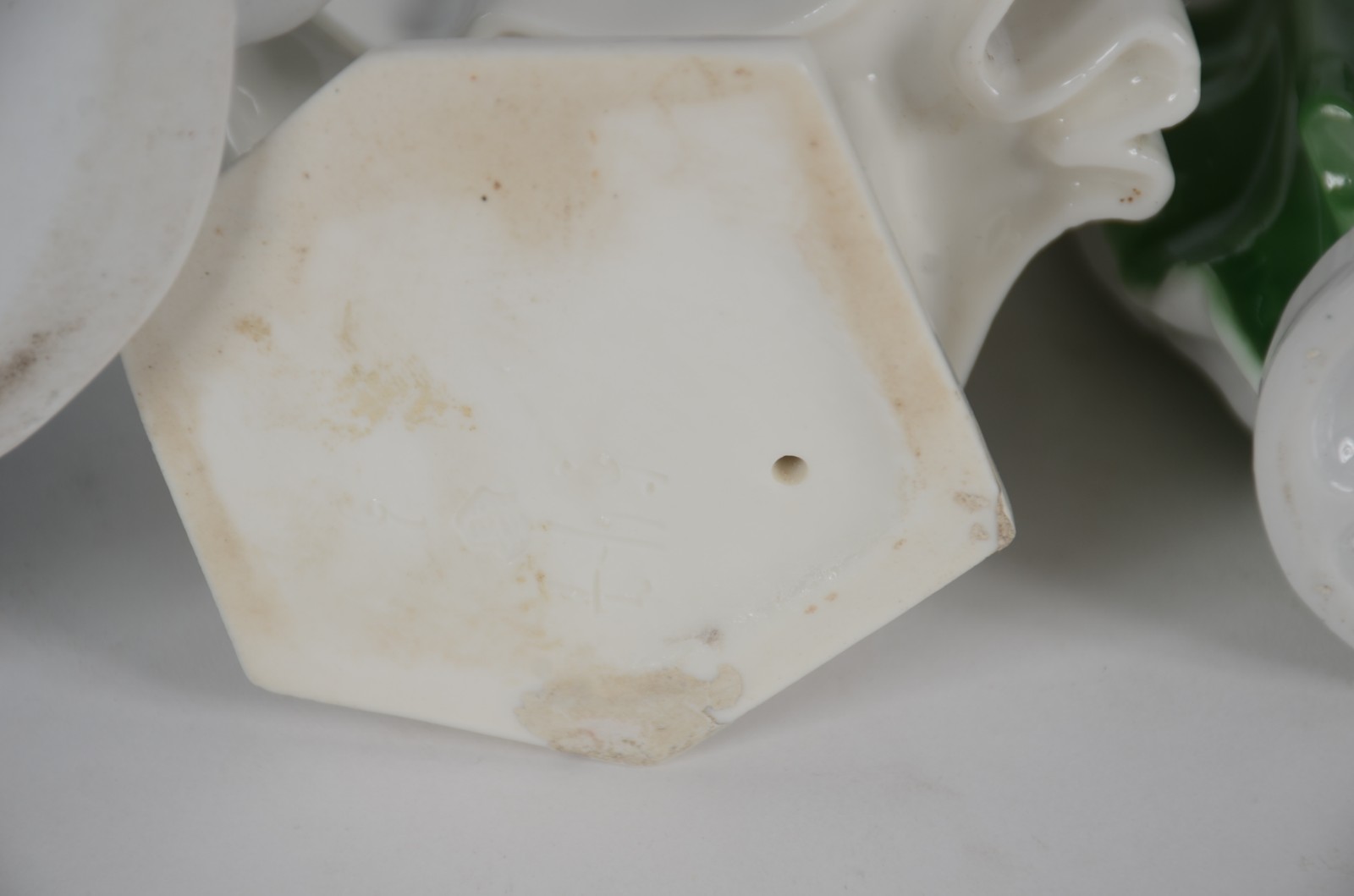 Quatro estatuetas de porcelana, diversas procedências, representando... - foto 11 de 11