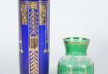 Dois vasos de cristal, sendo um azul cobalto Ar... - Dois vasos de cristal, sendo um azul cobalto Art Deco com guirlandas douradas; e outro doublé verde com frisos dourados.
