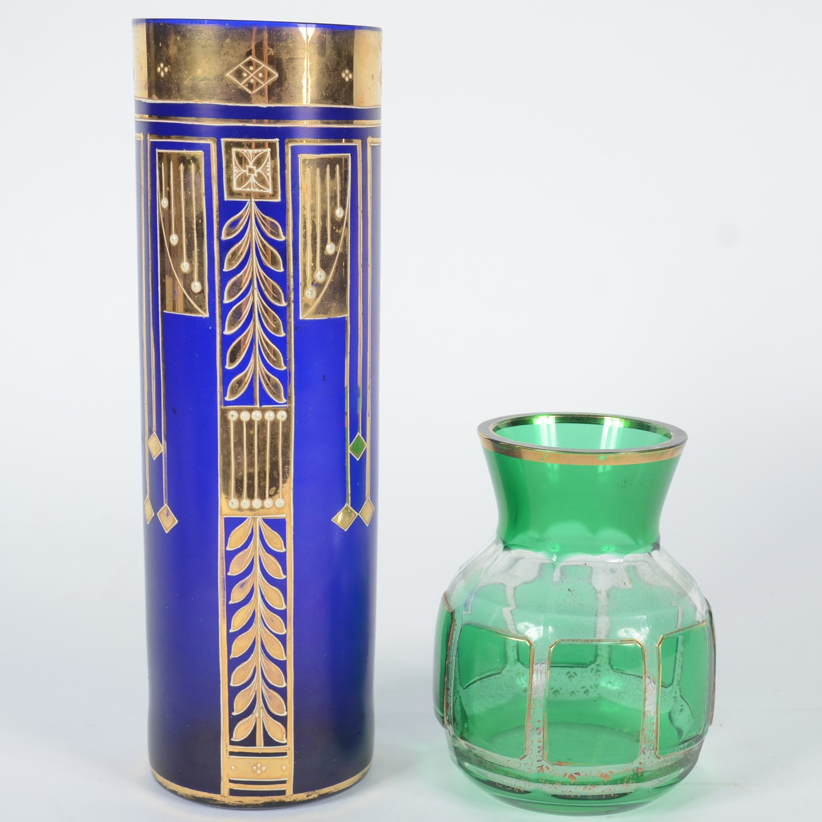Dois vasos de cristal, sendo um azul cobalto Art Deco com guirlandas... - foto 1 de 6