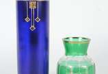 Dois vasos de cristal, sendo um azul cobalto Ar... - Dois vasos de cristal, sendo um azul cobalto Art Deco com guirlandas douradas; e outro doublé verde com frisos dourados.