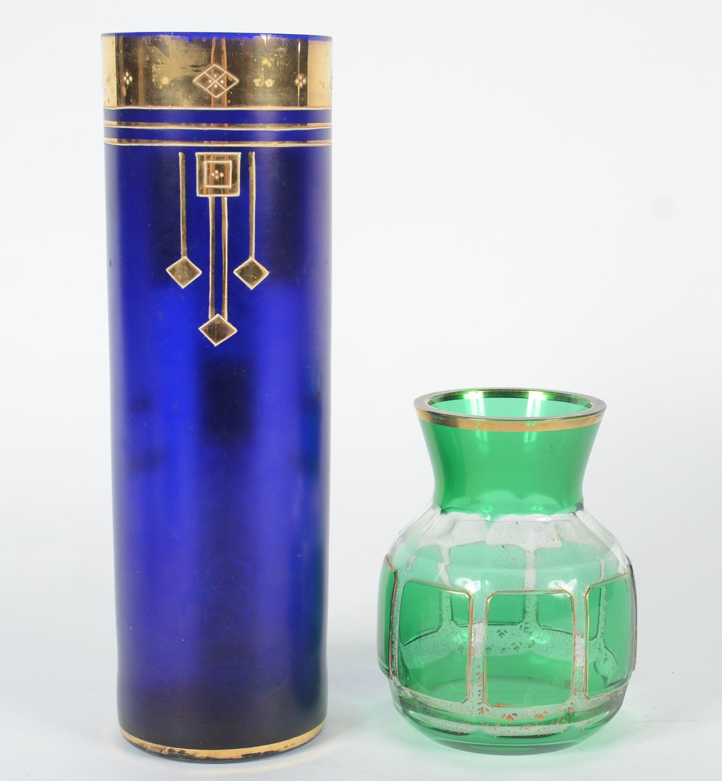 Dois vasos de cristal, sendo um azul cobalto Art Deco com guirlandas... - foto 2 de 6