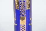 Dois vasos de cristal, sendo um azul cobalto Ar... - Dois vasos de cristal, sendo um azul cobalto Art Deco com guirlandas douradas; e outro doublé verde com frisos dourados.