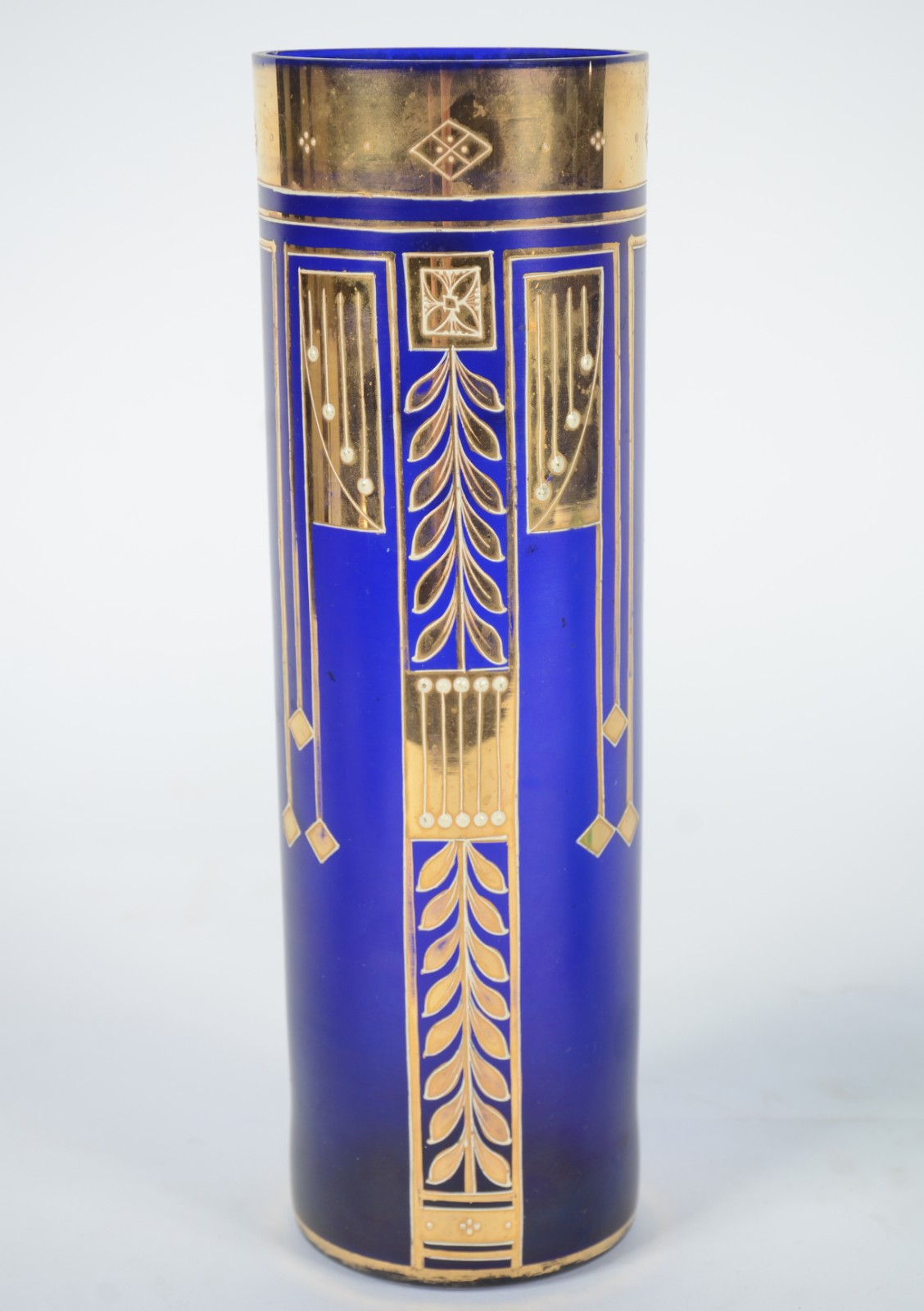Dois vasos de cristal, sendo um azul cobalto Art Deco com guirlandas... - foto 3 de 6
