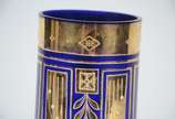 Dois vasos de cristal, sendo um azul cobalto Ar... - Dois vasos de cristal, sendo um azul cobalto Art Deco com guirlandas douradas; e outro doublé verde com frisos dourados.