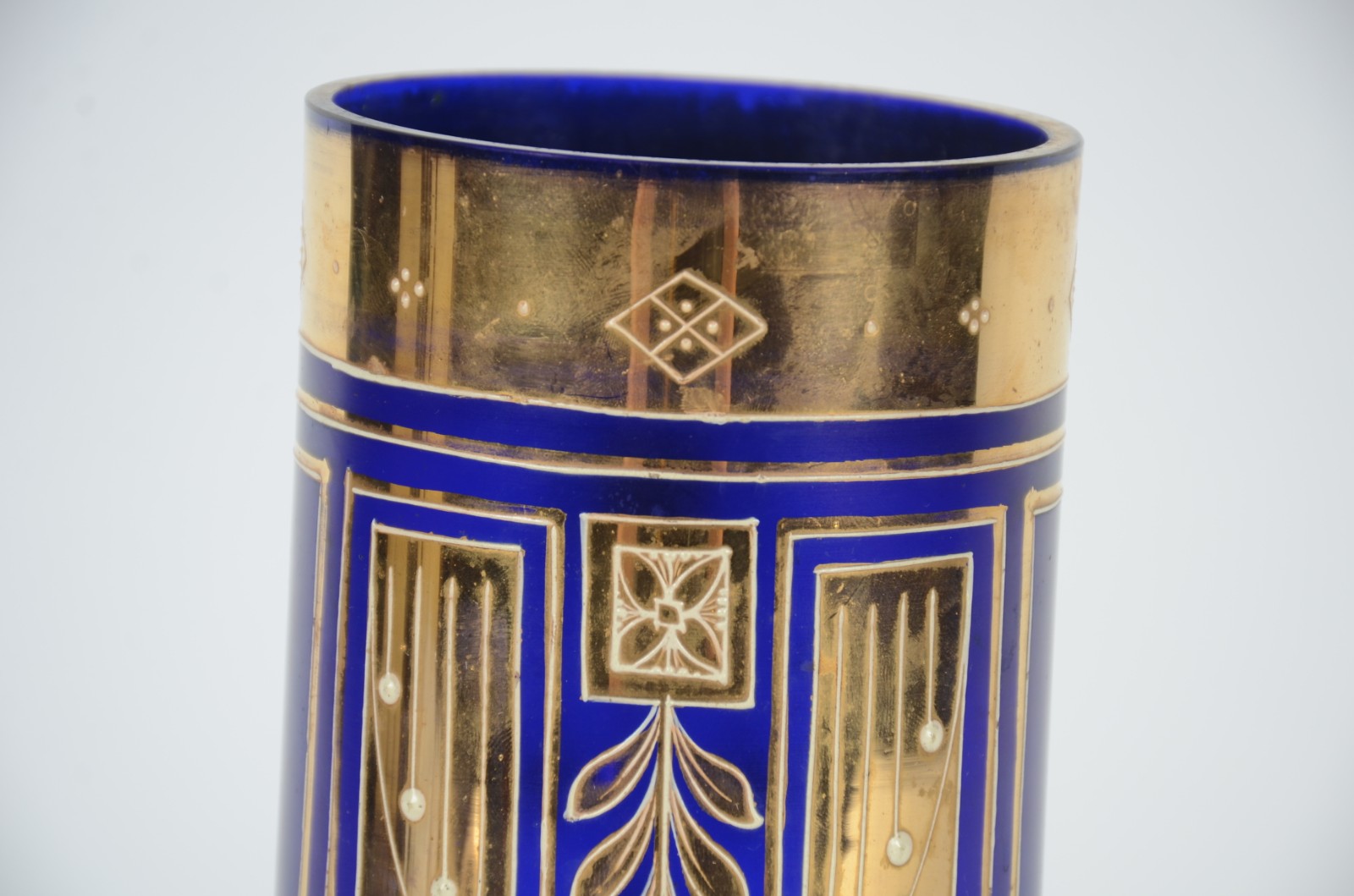 Dois vasos de cristal, sendo um azul cobalto Art Deco com guirlandas... - foto 4 de 6