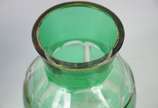Dois vasos de cristal, sendo um azul cobalto Ar... - Dois vasos de cristal, sendo um azul cobalto Art Deco com guirlandas douradas; e outro doublé verde com frisos dourados.