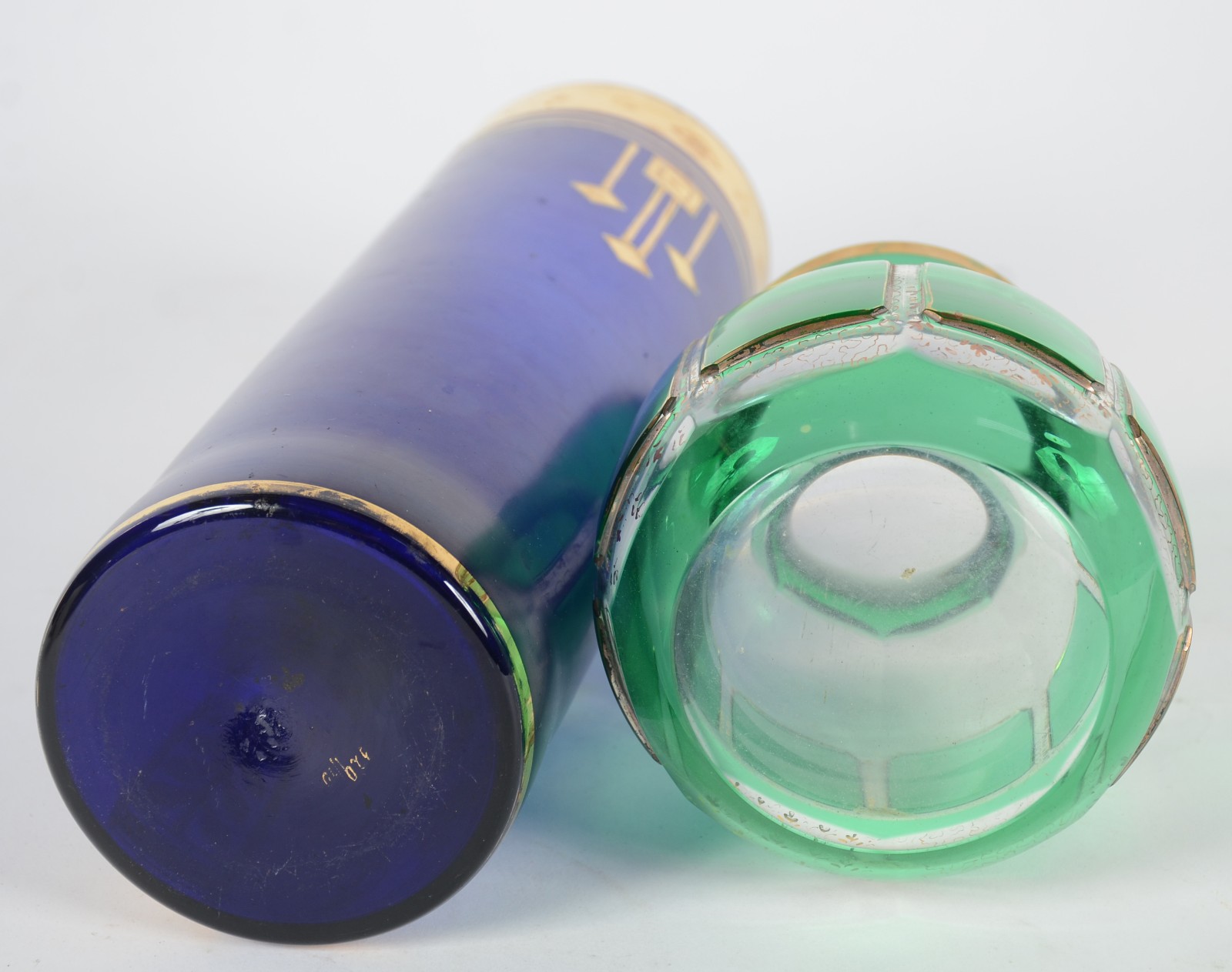 Dois vasos de cristal, sendo um azul cobalto Art Deco com guirlandas... - foto 6 de 6