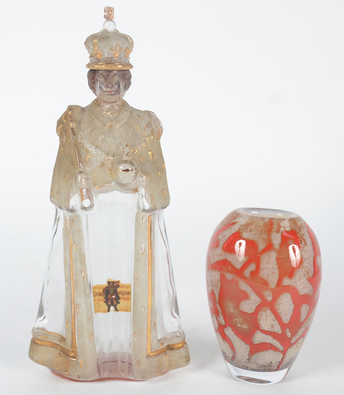 Duas peças, sendo: Garrafa de vidro feitio santo e vaso vermelho. - foto 1 de 7