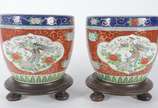 Par de cachepots de porcelana oriental, decorad... - Par de cachepots de porcelana oriental, decorados com aves do paraíso em policromia sobre fundo rouge de fer, bordas superiores em azul cobalto ...