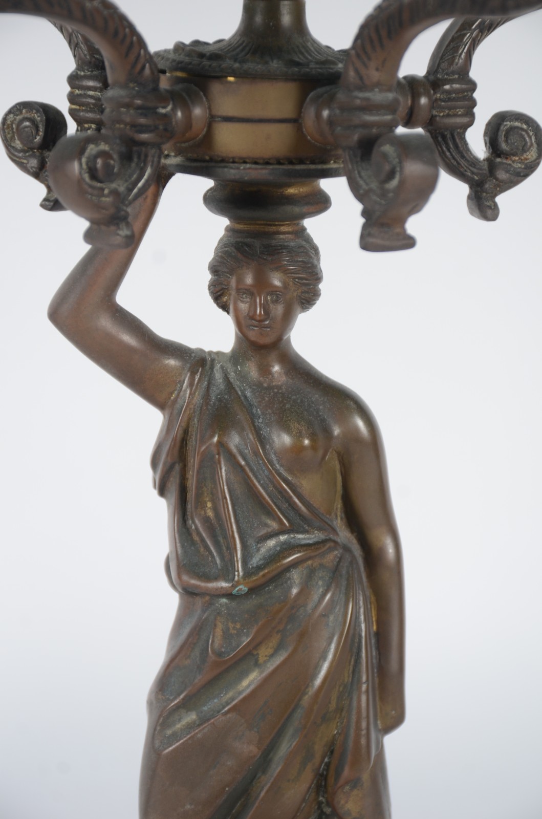Abatjour de metal com base na forma de figura feminina sustentando... - foto 2 de 6