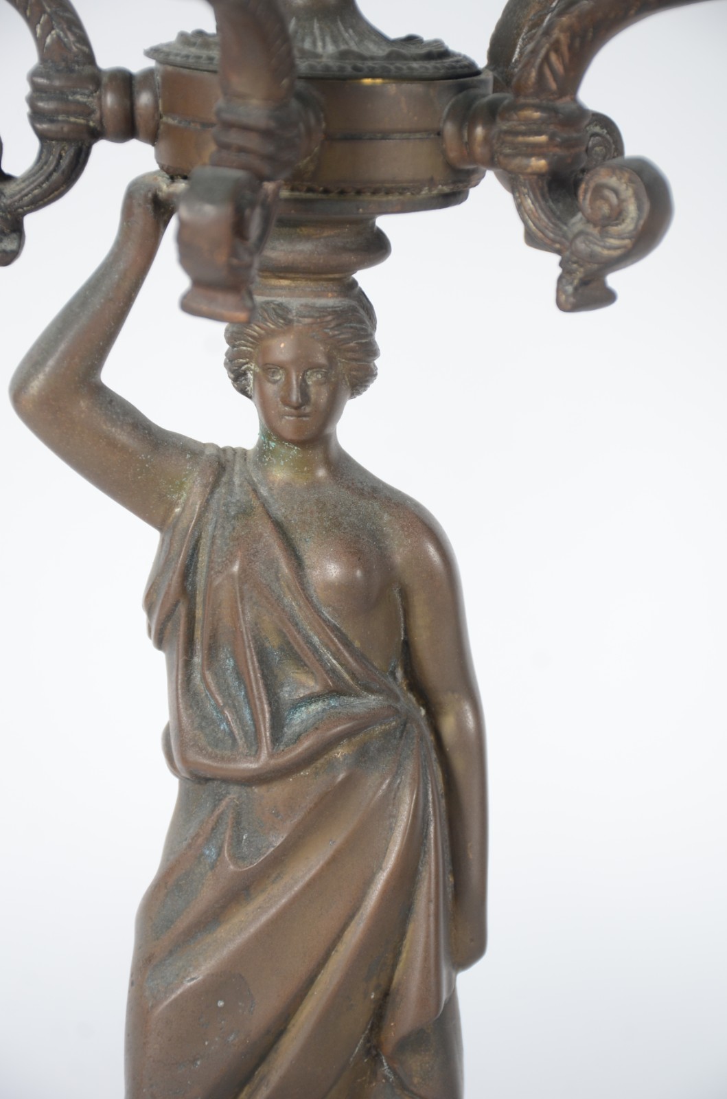 Abatjour de metal com base na forma de figura feminina sustentando... - foto 2 de 6