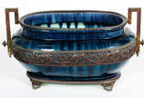 Centro de mesa de faiança azul mesclada com gua... - Centro de mesa de faiança azul mesclada com guarnição de metal. Base não esta encaixando direito.