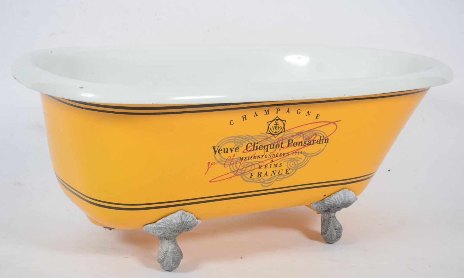 Wine cooler na forma de banheira com marca da champagne Veuve... - foto 1 de 6