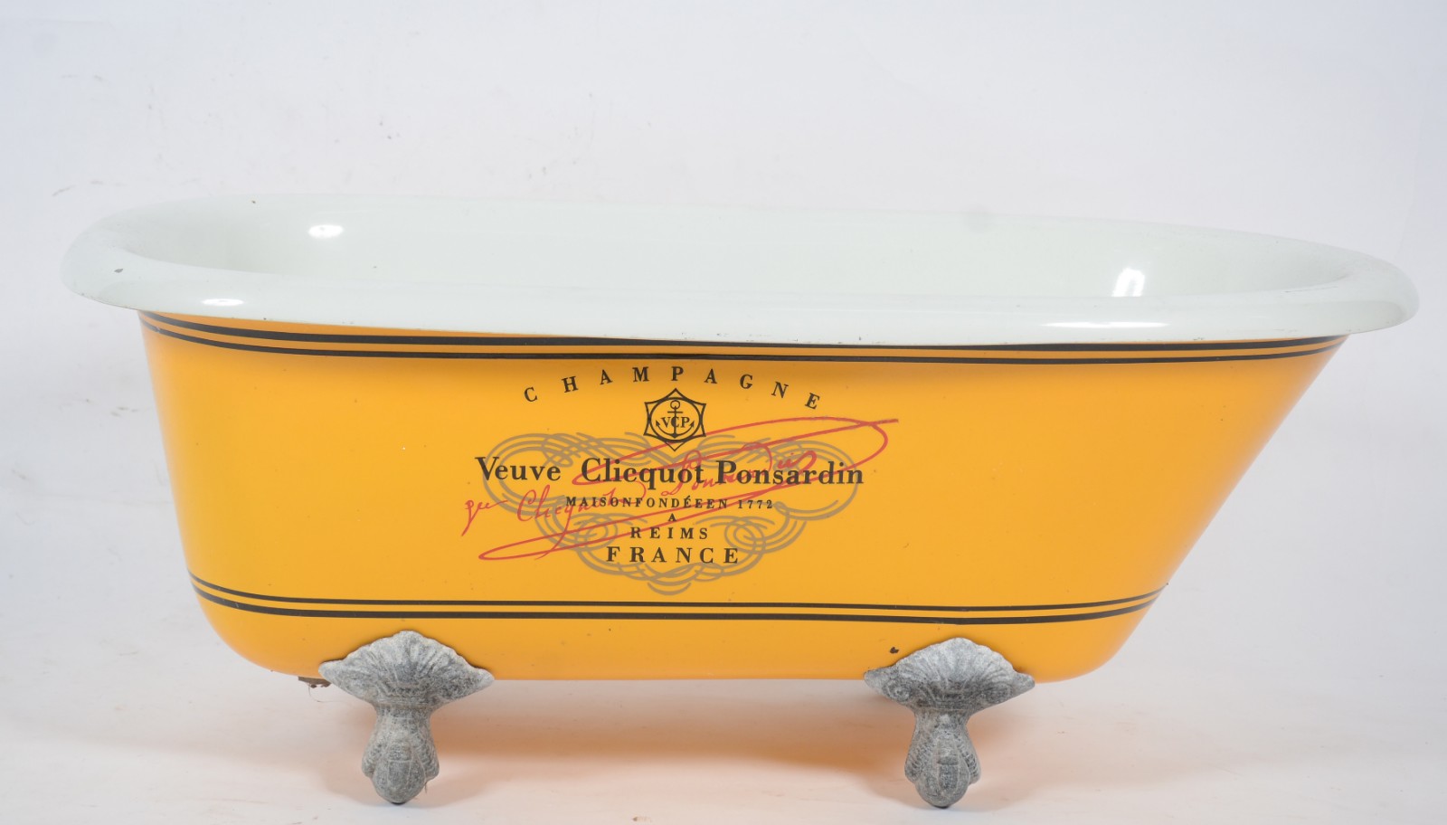 Wine cooler na forma de banheira com marca da champagne Veuve... - foto 2 de 6