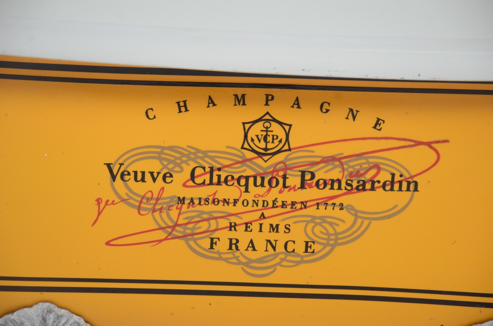 Wine cooler na forma de banheira com marca da champagne Veuve... - foto 4 de 6