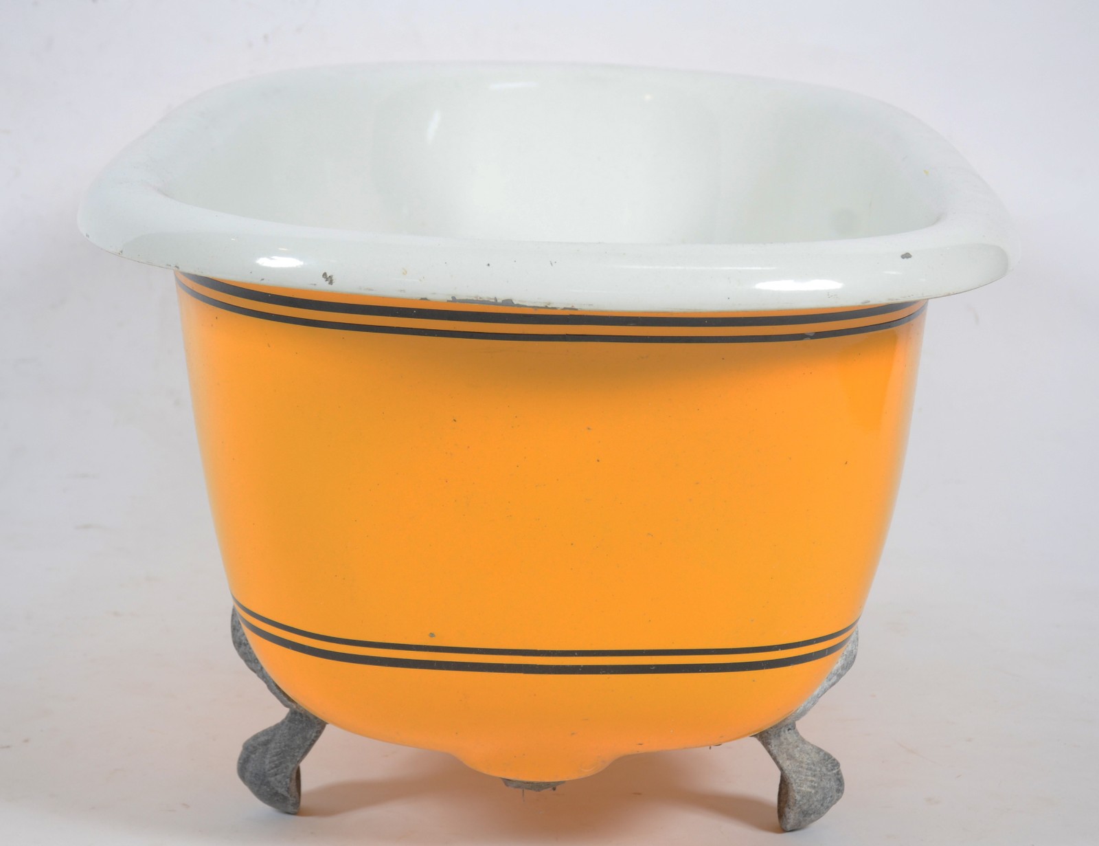 Wine cooler na forma de banheira com marca da champagne Veuve... - foto 5 de 6