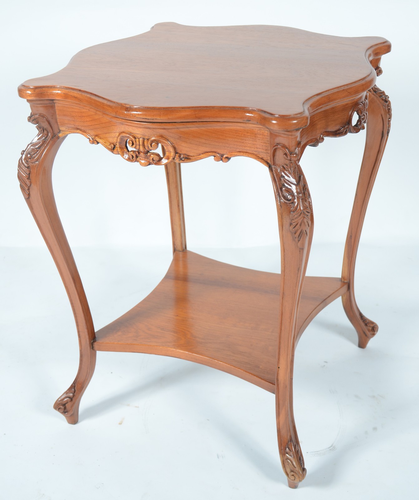 Mesa auxiliar de madeira nobre, saia recortada, quatro pernas... - foto 1 de 5