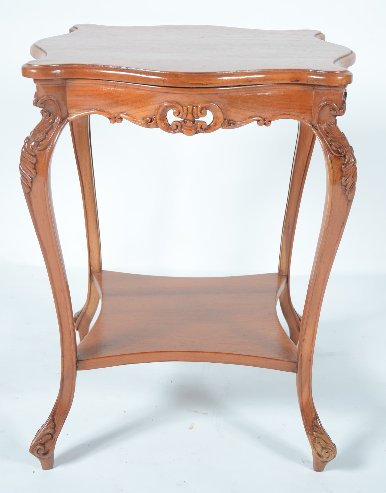 Mesa auxiliar de madeira nobre, saia recortada, quatro pernas... - foto 2 de 5