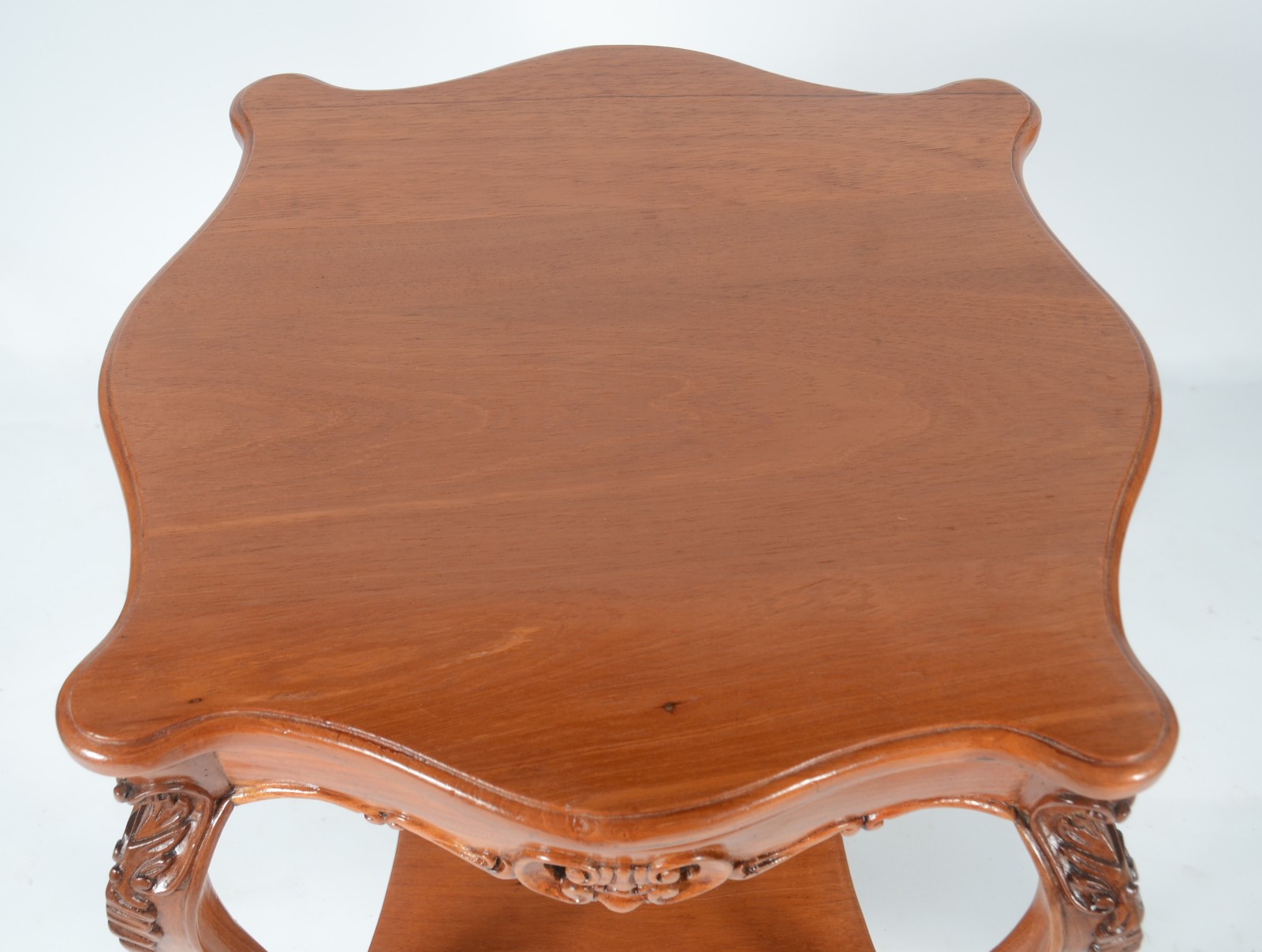 Mesa auxiliar de madeira nobre, saia recortada, quatro pernas... - foto 3 de 5