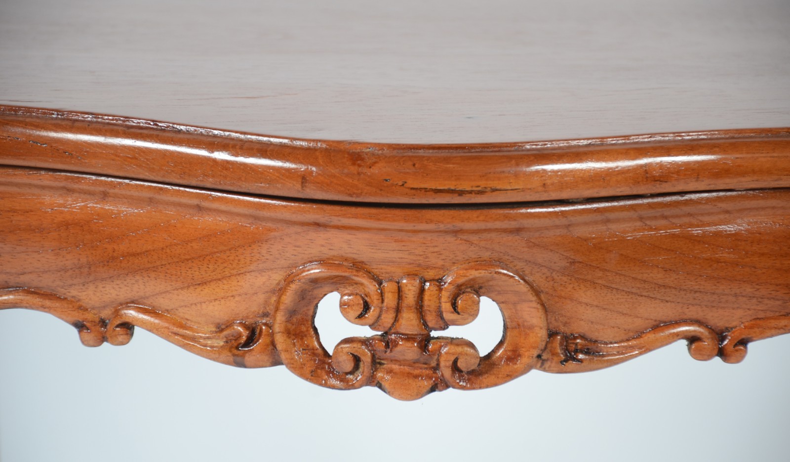 Mesa auxiliar de madeira nobre, saia recortada, quatro pernas... - foto 4 de 5