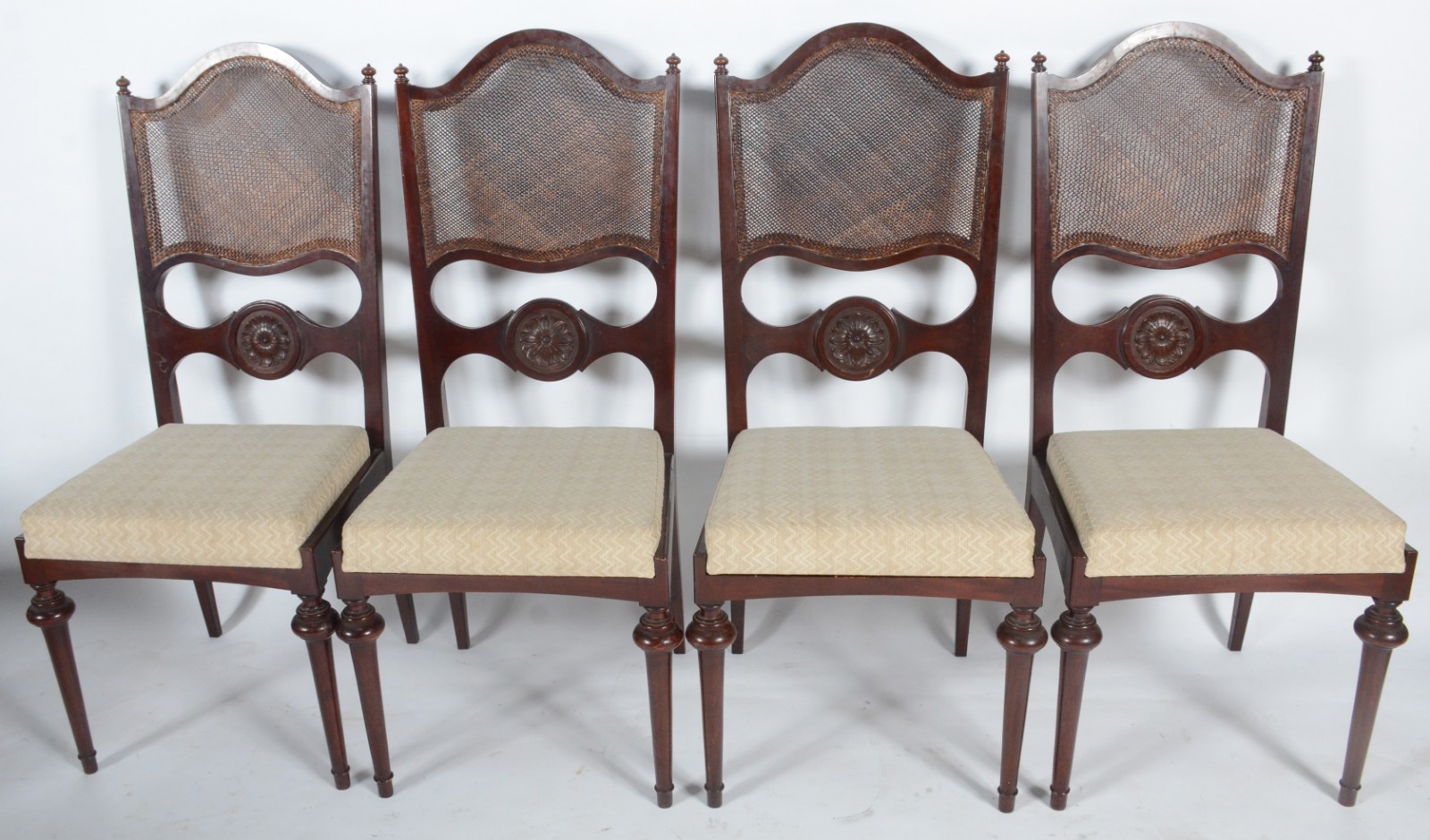 Conjunto de mesa de jantar com base de madeira nobre, apoio em dois... - foto 4 de 11