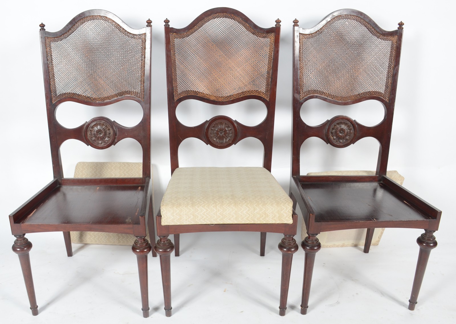 Conjunto de mesa de jantar com base de madeira nobre, apoio em dois... - foto 6 de 11