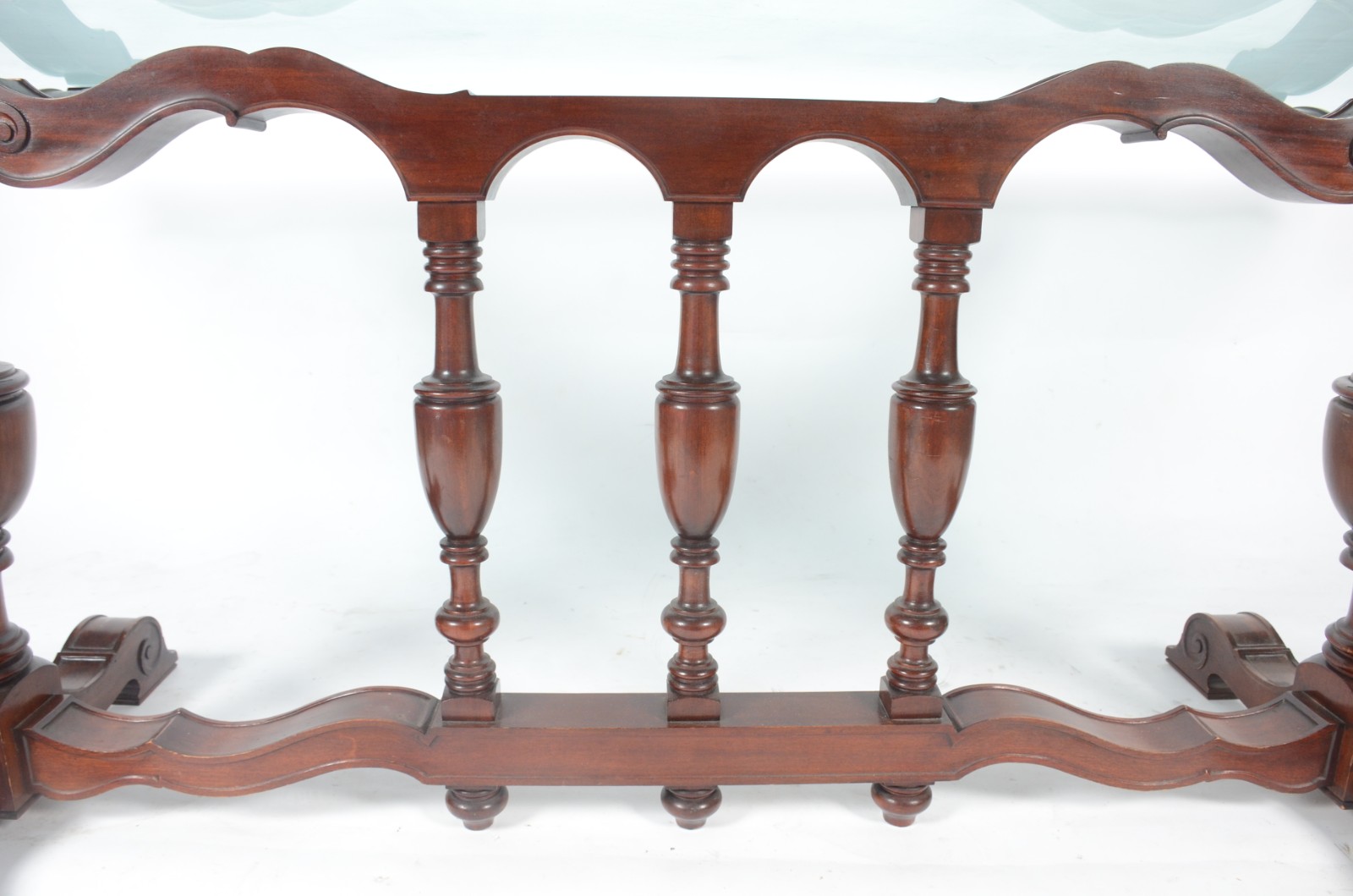 Conjunto de mesa de jantar com base de madeira nobre, apoio em dois... - foto 8 de 11