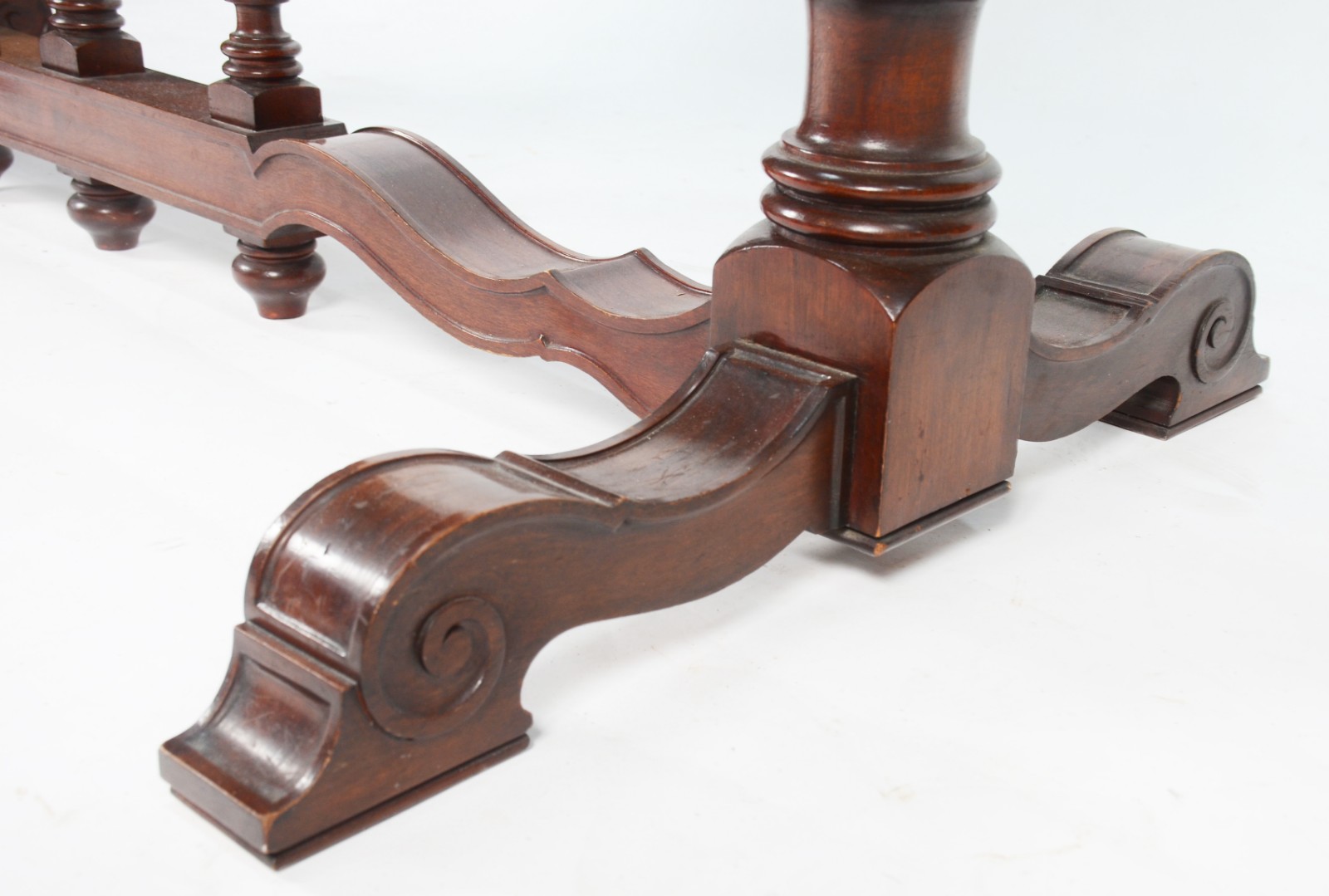 Conjunto de mesa de jantar com base de madeira nobre, apoio em dois... - foto 11 de 11