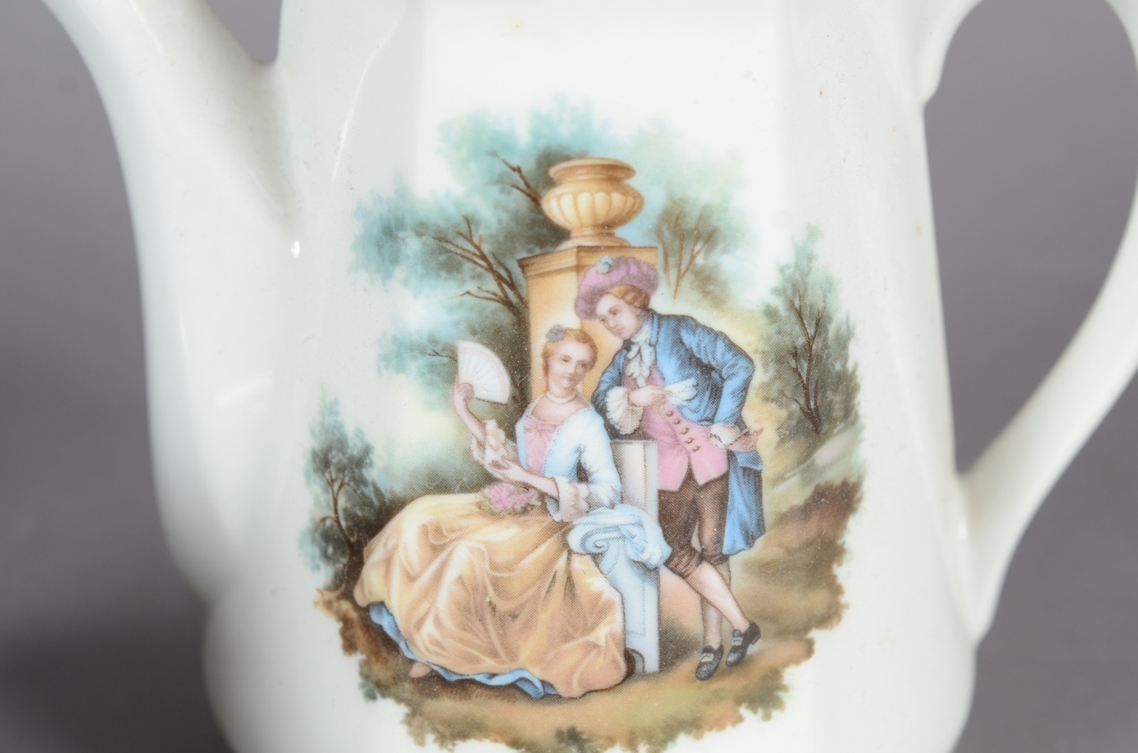 Serviço de chá de porcelana Monte Alegre, decorado com cenas... - foto 2 de 6