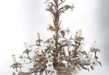 Lustre de metal dourado trabalhado em folhagens... - Lustre de metal dourado trabalhado em folhagens com pequenas flores de vidro opalinado branco para 10 luzes.