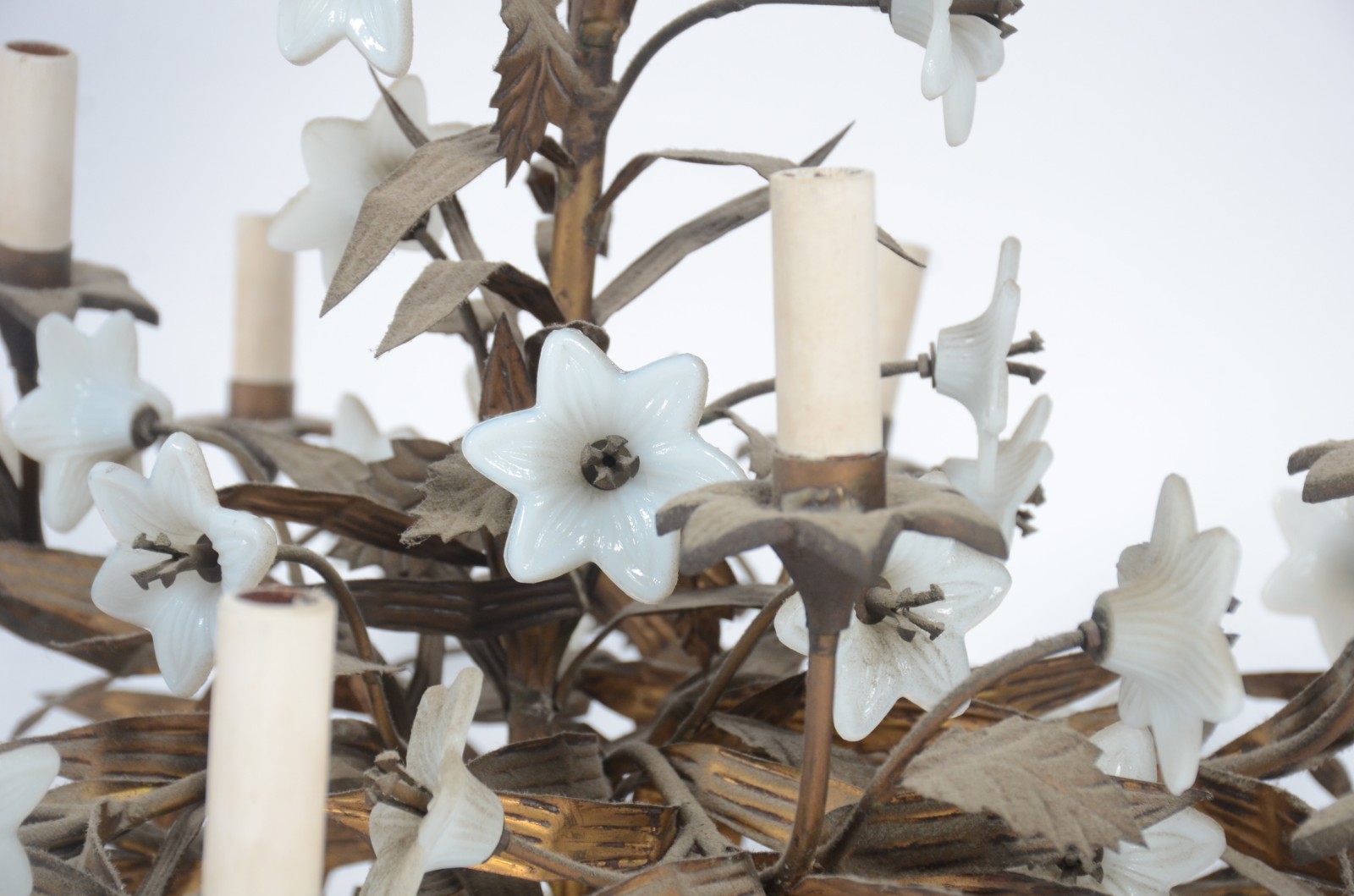 Lustre de metal dourado trabalhado em folhagens com pequenas flores... - foto 3 de 5