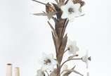 Lustre de metal dourado trabalhado em folhagens... - Lustre de metal dourado trabalhado em folhagens com pequenas flores de vidro opalinado branco para 10 luzes.