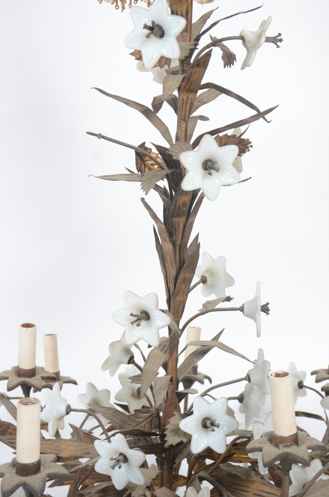 Lustre de metal dourado trabalhado em folhagens com pequenas flores... - foto 4 de 5