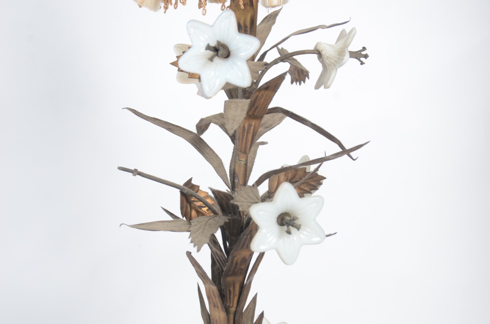Lustre de metal dourado trabalhado em folhagens com pequenas flores... - foto 5 de 5