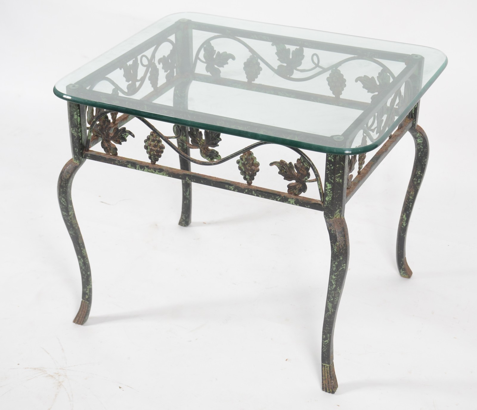 Mesa lateral de metal decorado com cachos de uvas e folhas de... - foto 1 de 7