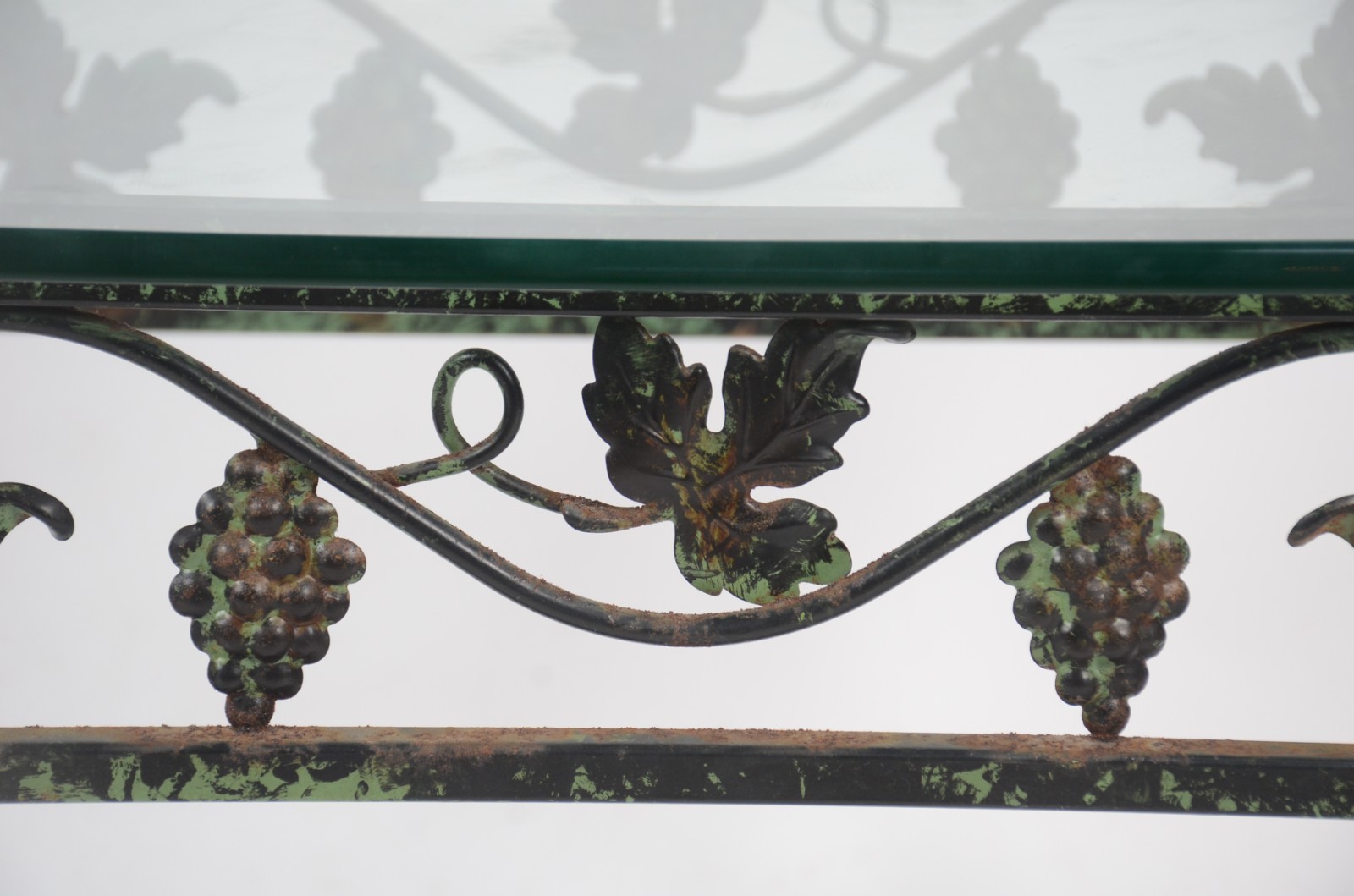Mesa lateral de metal decorado com cachos de uvas e folhas de... - foto 4 de 7