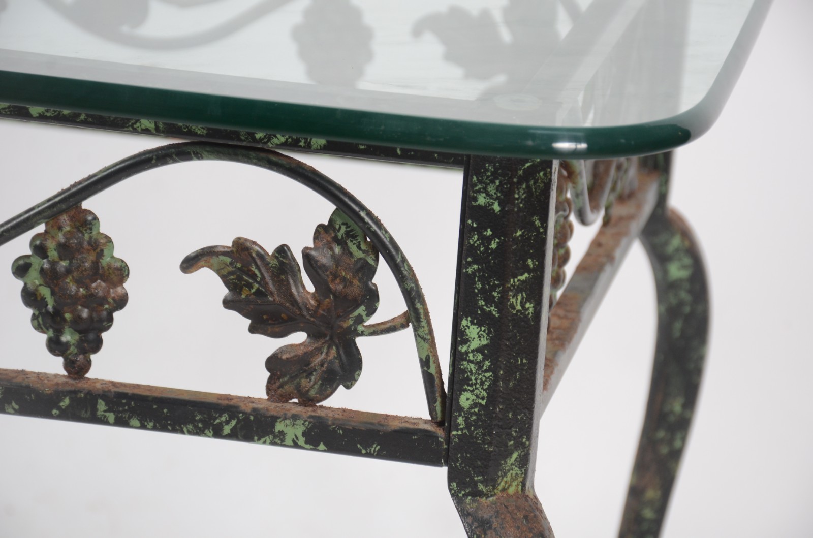 Mesa lateral de metal decorado com cachos de uvas e folhas de... - foto 5 de 7