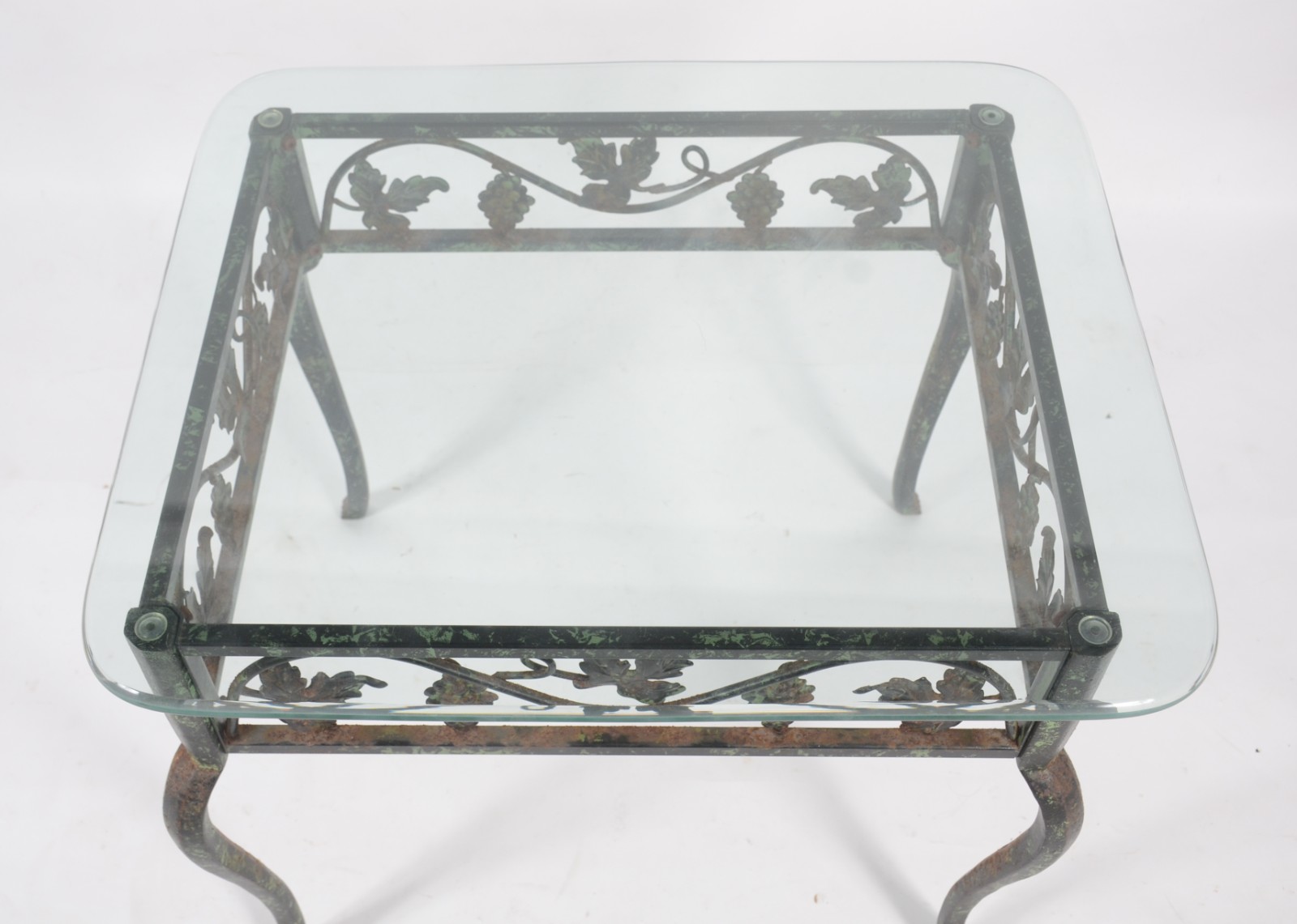 Mesa lateral de metal decorado com cachos de uvas e folhas de... - foto 6 de 7