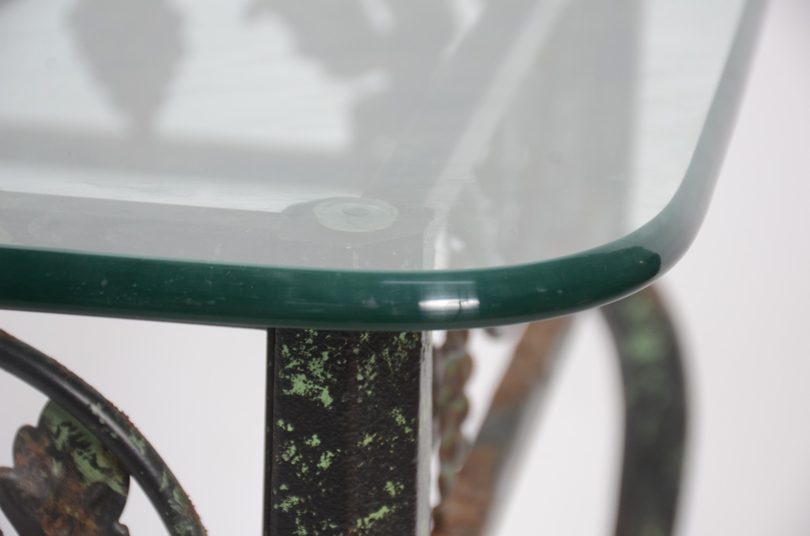 Mesa lateral de metal decorado com cachos de uvas e folhas de... - foto 7 de 7