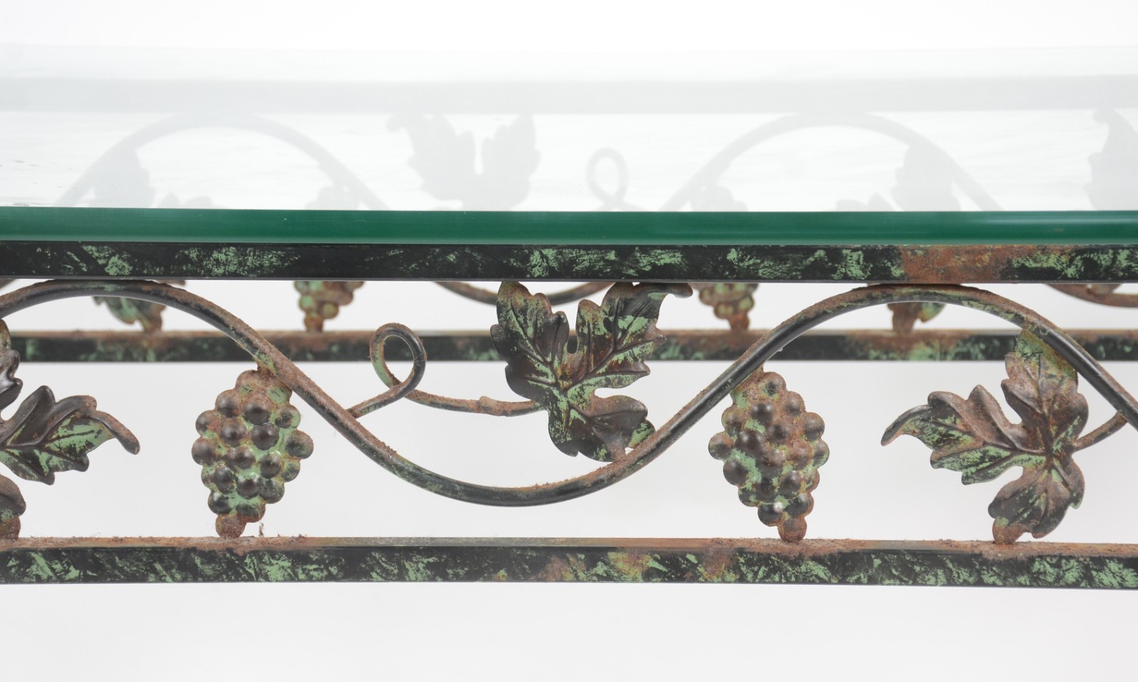 Aparador de metal patinado decorado com cachos de uvas e folhas de... - foto 4 de 9