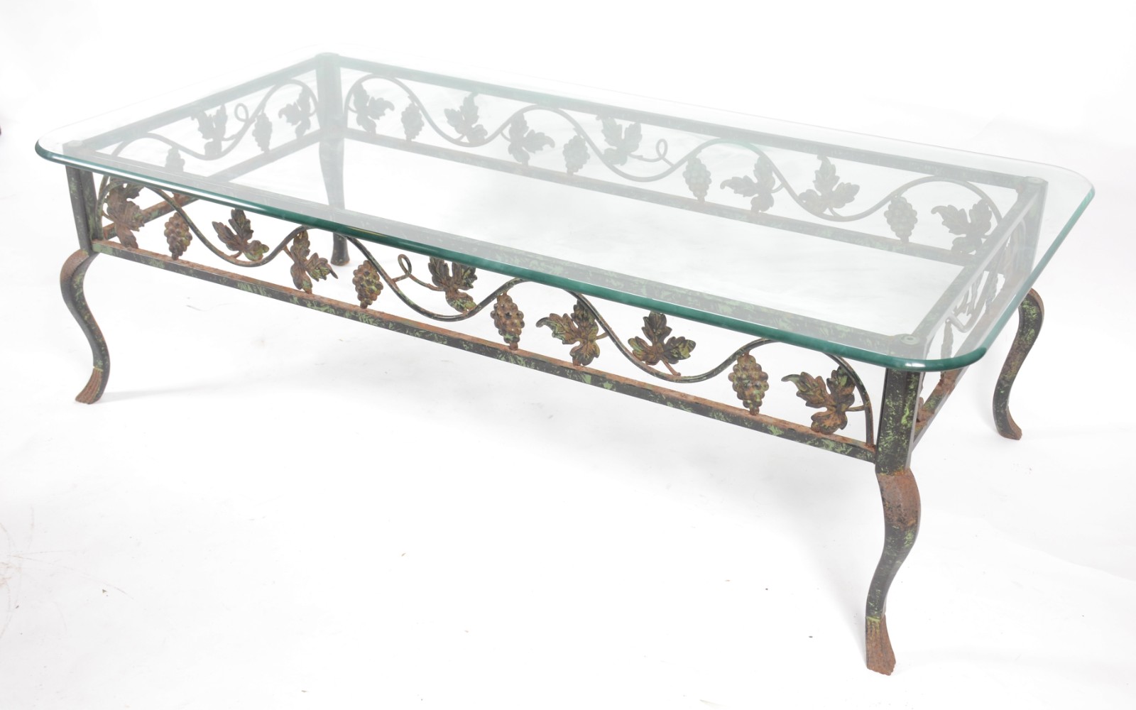 Mesa de centro de metal decorado com cachos de uvas e folhas de... - foto 1 de 9