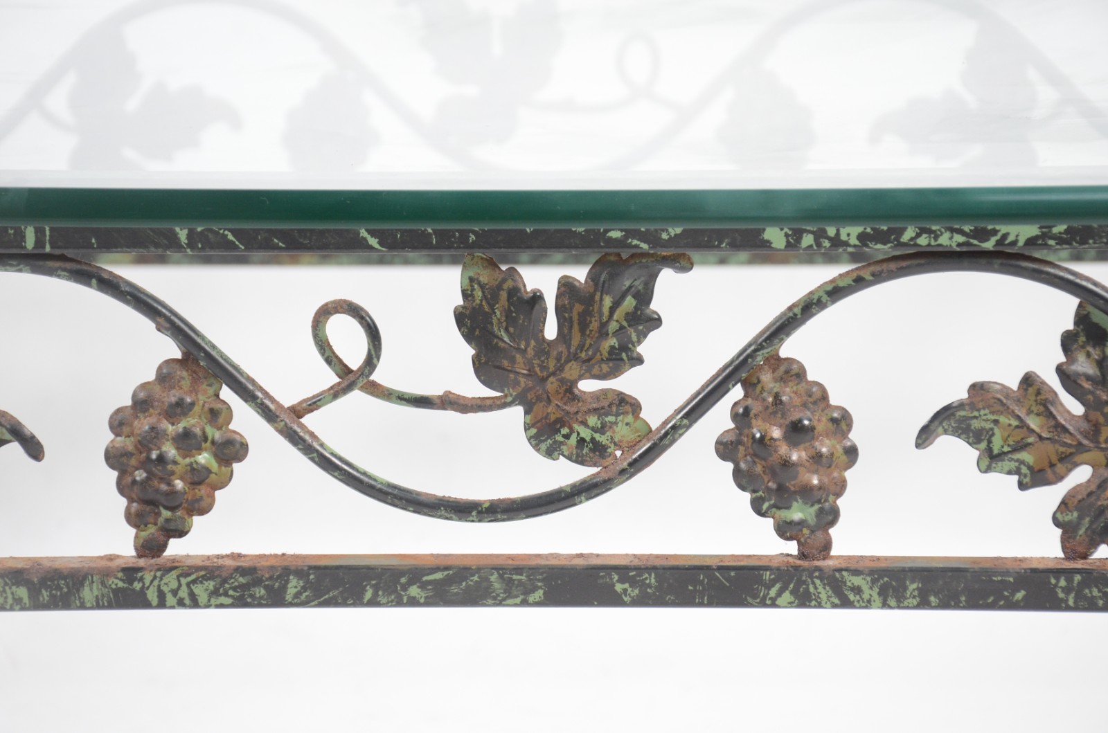 Mesa de centro de metal decorado com cachos de uvas e folhas de... - foto 4 de 9