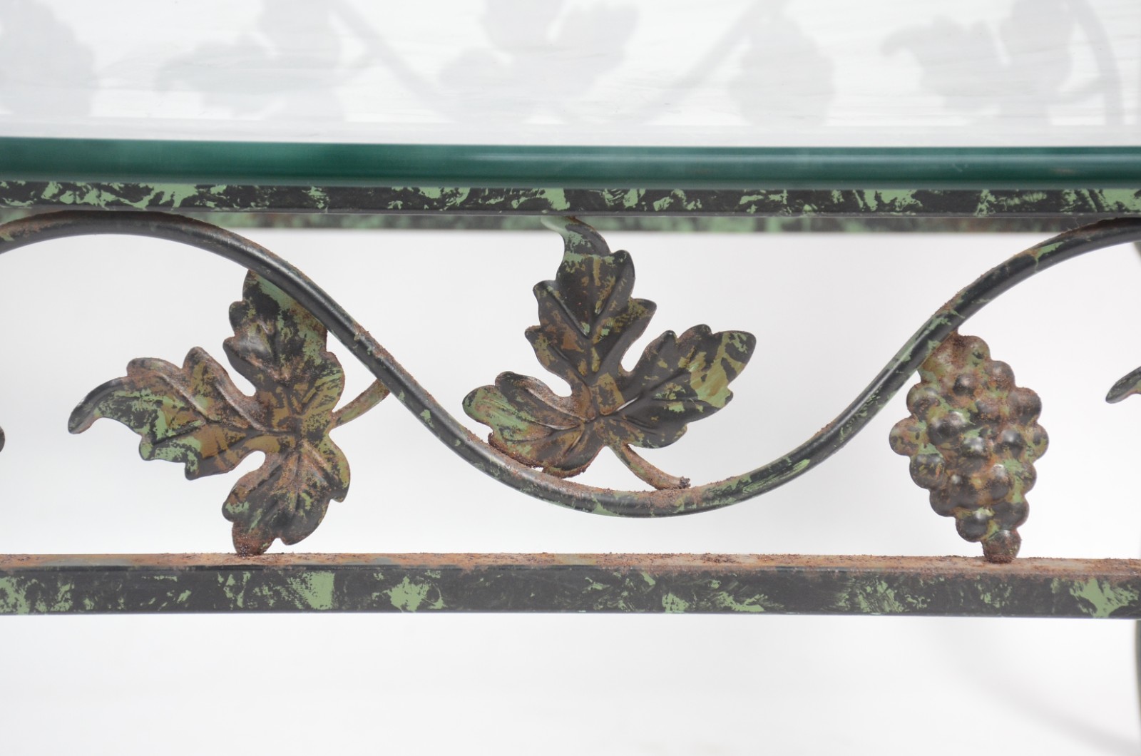 Mesa de centro de metal decorado com cachos de uvas e folhas de... - foto 5 de 9