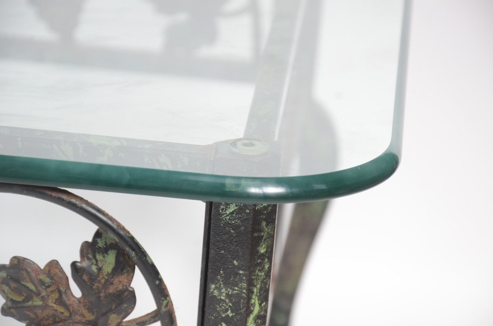 Mesa de centro de metal decorado com cachos de uvas e folhas de... - foto 6 de 9
