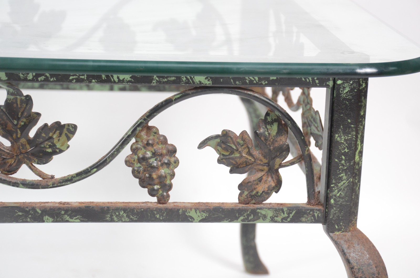 Mesa de centro de metal decorado com cachos de uvas e folhas de... - foto 7 de 9