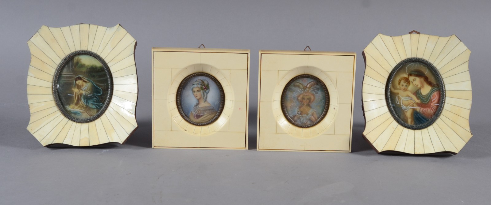 Quatro miniaturas de celulose representando figuras femininas com... - foto 1 de 6